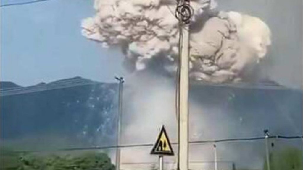 VIDEO: Al menos 26 muertos tras explosión en fábrica de fuegos artificiales en China