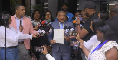 VIDEO: Ramón Raposo somete proyecto para asfaltados de calles en comunidades de El Higüero
