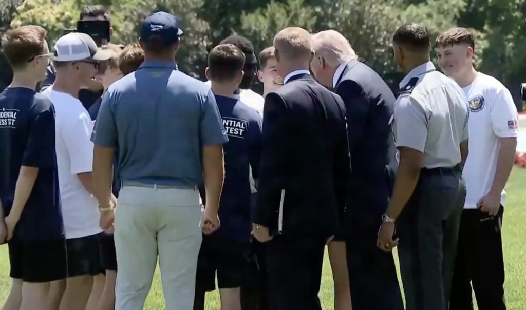 Al ritmo de “YMCA”, Trump enseña su popular baile a un grupo de jóvenes
