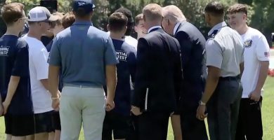 Al ritmo de “YMCA”, Trump enseña su popular baile a un grupo de jóvenes