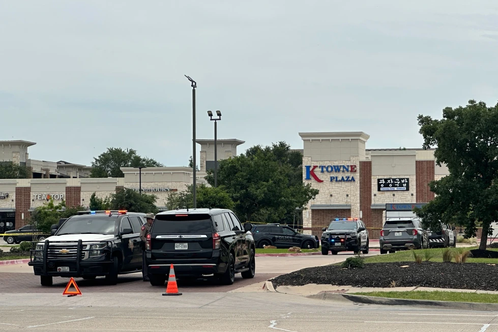Dos muertos y tres heridos en tiroteo cerca de centro comercial en Texas