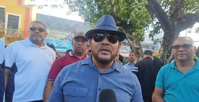 Pensionados de la Policía Nacional protestan exigiendo pago del mes de abril