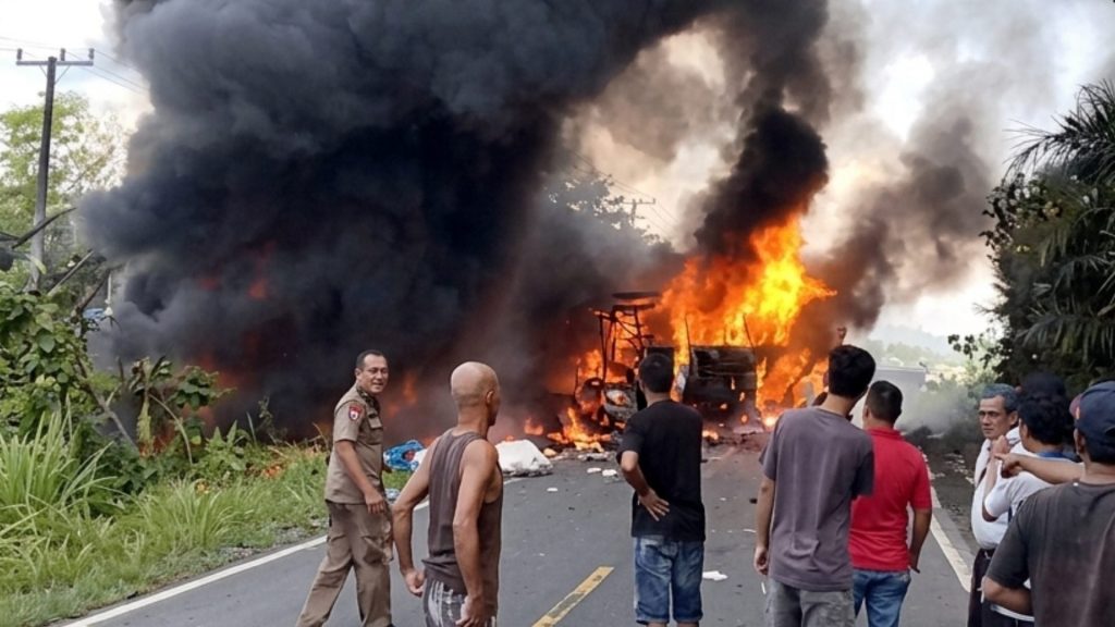 VIDEO: Al menos tres fallecidos tras accidente entre autobús y camión cisterna en Indonesia