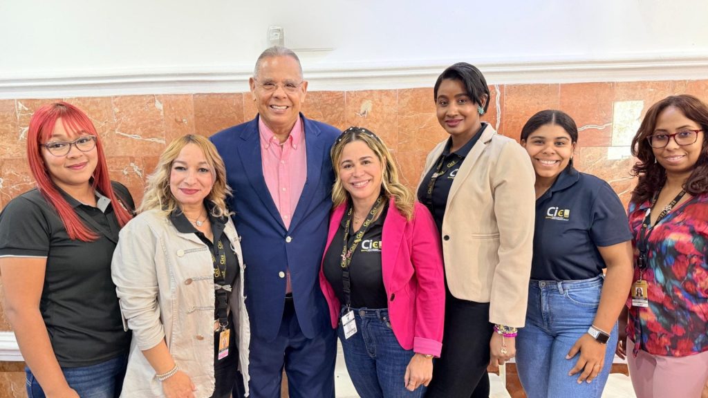 Juan Ramón Gómez Díaz supervisa operativo de renovación de cédulas de la JCE en el Grupo Telemicro