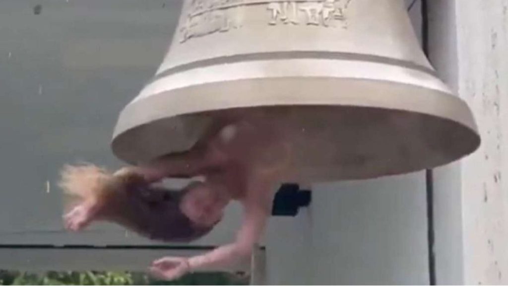 Artista se cuelga dentro de una campana gigante para generar conciencia sobre el “apocalipsis climático”