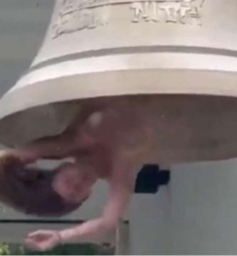 Artista se cuelga dentro de una campana gigante para generar conciencia sobre el “apocalipsis climático”