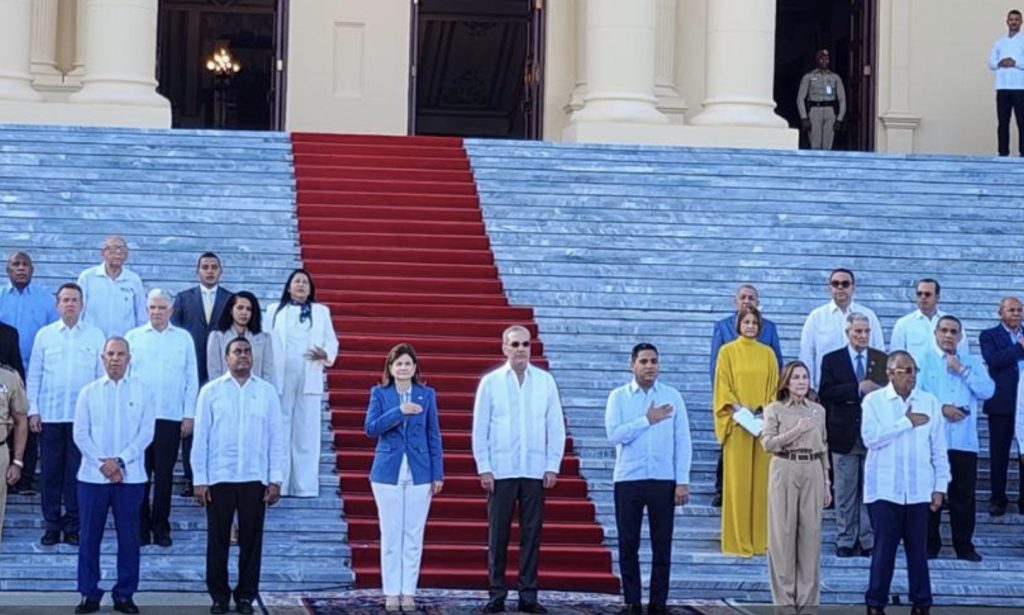Abinader recibe antorcha y autoriza inicio recorrido de la llama de Juegos Centroamericanos 2026