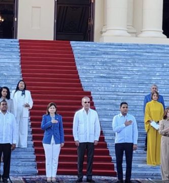 Abinader recibe antorcha y autoriza inicio recorrido de la llama de Juegos Centroamericanos 2026