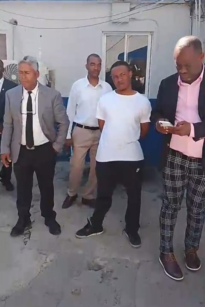 VIDEO : Acusado de homicidio en SPM intenta entregarse, pero DICRIM no lo recibe por falta del arma