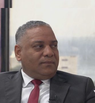 Diputado Carlos Gil critica gestión de la Alcaldía SDE;denuncia crisis de servicios públicos