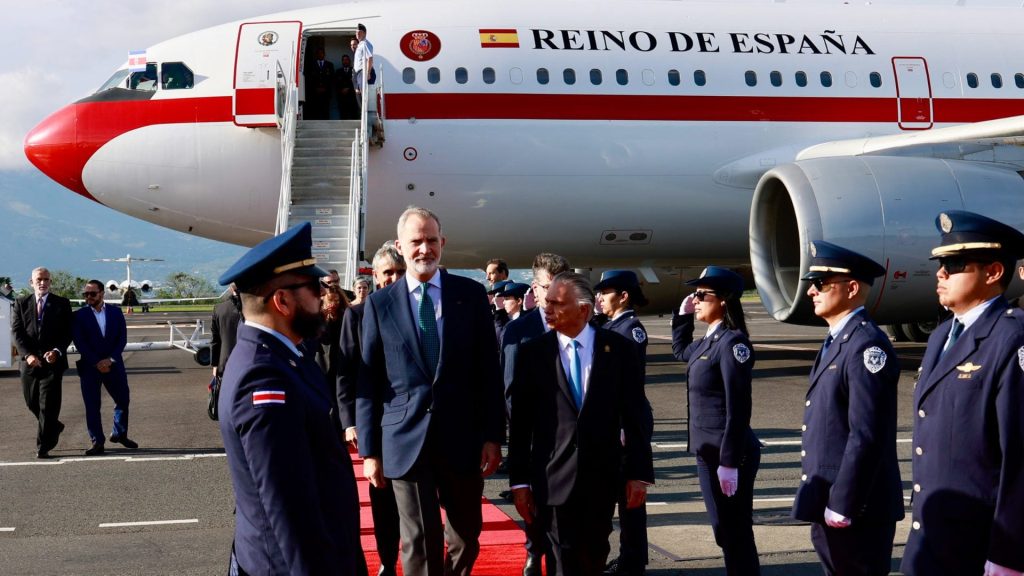 Rey Felipe VI llega a Costa Rica para asistir a la investidura presidencial