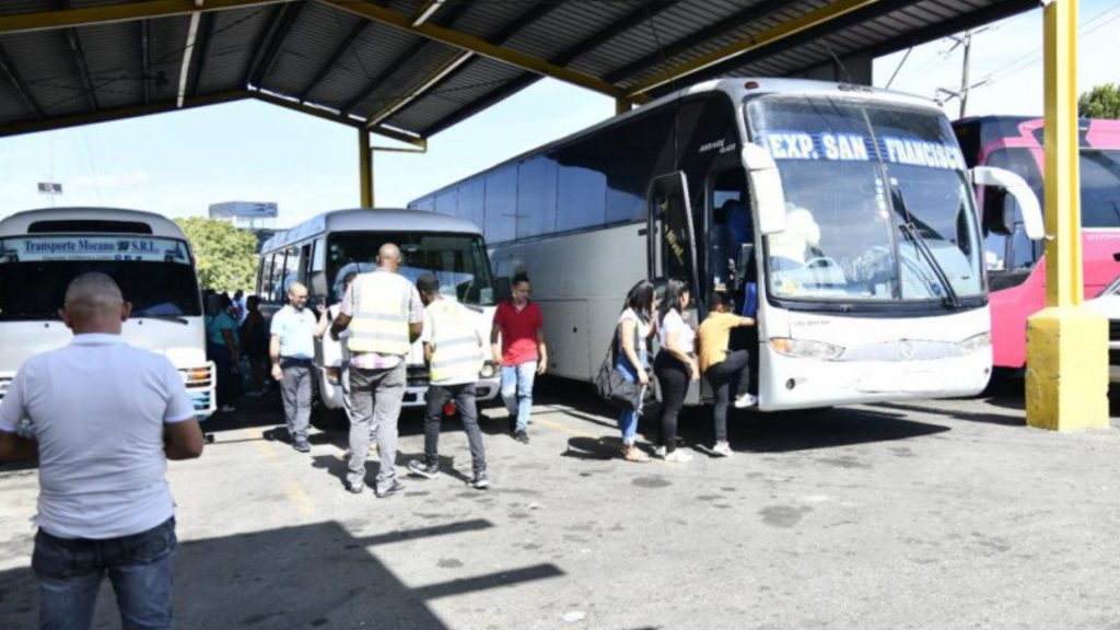 Paradas de autobuses amanecen con pasajes entre 30 y 50 pesos más caros