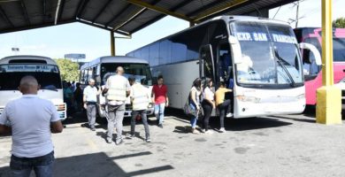 Paradas de autobuses amanecen con pasajes entre 30 y 50 pesos más caros