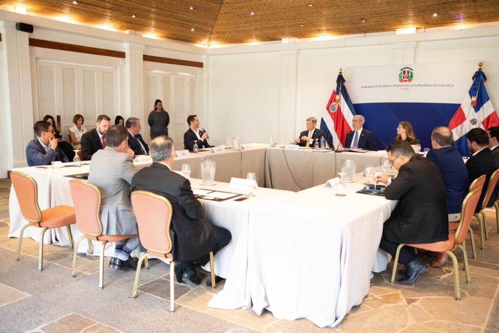 Abinader destaca crecimiento económico y estabilidad de RD en Costa Rica