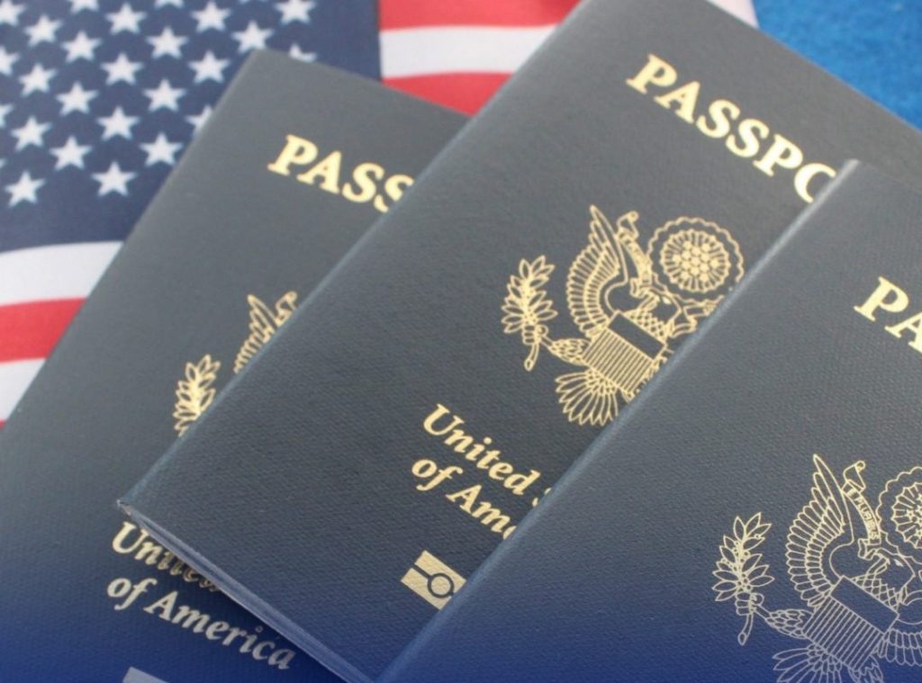 Padres con deudas de manutención podrían perder su pasaporte en EE.UU.