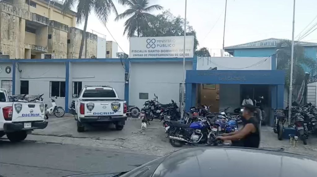 Solicitan prisión preventiva contra policía acusado de matar a su pareja en SDO