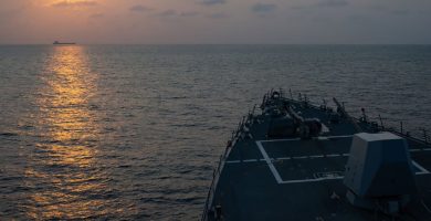 EE.UU. e Irán elevan tensión militar con intercambio de ataques en el estrecho de Ormuz