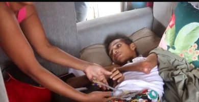 VIDEO: Madre clama ayuda para su hijo de 23 años que quedó en cama tras accidente en Azua