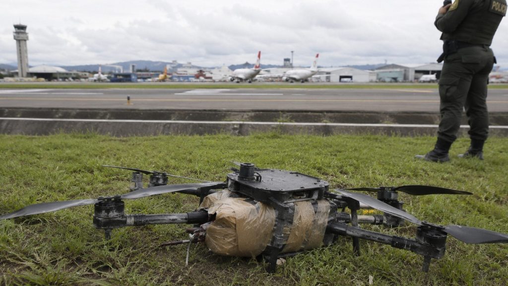 Dron cargado con explosivos cayó cerca del aeropuerto de Bogotá y de base aérea militar