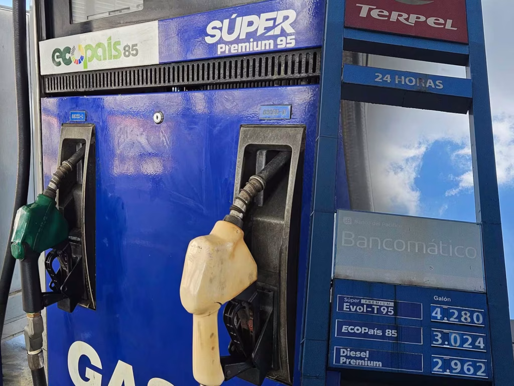 La Casa Blanca afirma que la gasolina bajará en EEUU por el alza de la producción de crudo