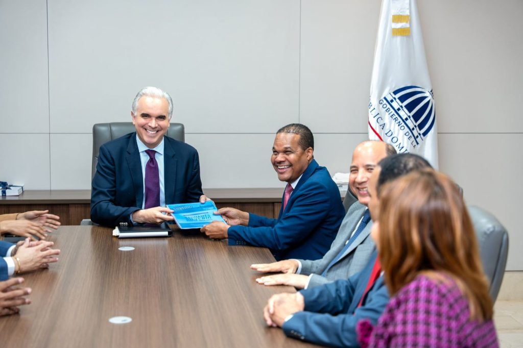 Silverio y ministro de Educación tratan innovación educativa y formación docente