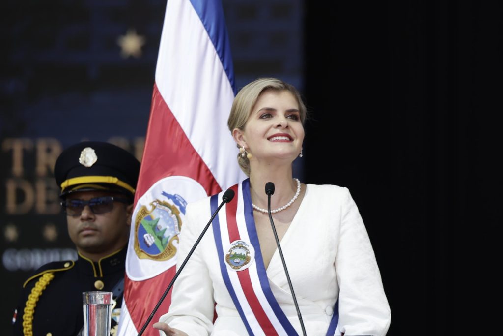 Laura Fernández jura como la presidenta 50 en la historia de Costa Rica