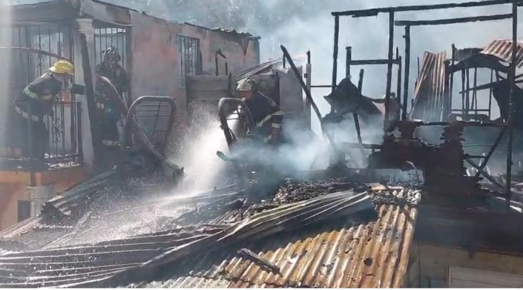 VIDEO: Fuerte incendio en el sector Sal Si Puedes destruye ocho viviendas y desata pánico en Moca
