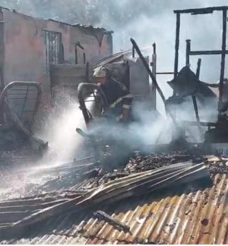 VIDEO: Fuerte incendio en el sector Sal Si Puedes destruye ocho viviendas y desata pánico en Moca