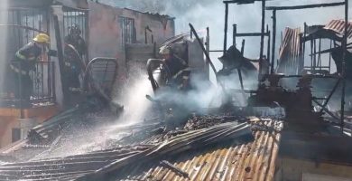 VIDEO: Fuerte incendio en el sector Sal Si Puedes destruye ocho viviendas y desata pánico en Moca