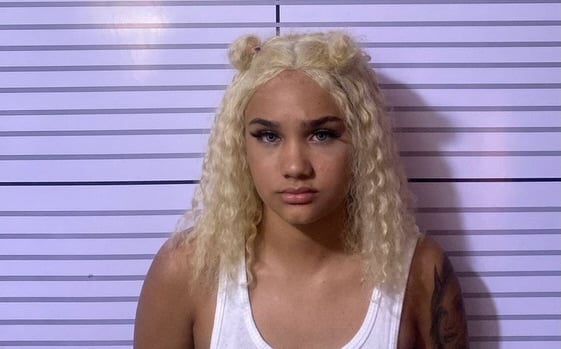 Policía apresa a exponente urbana “Macha” y ocupa armas dentro de una jeepeta