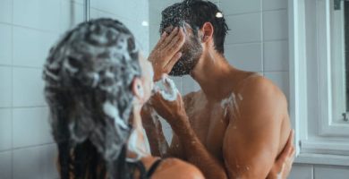 Ducharse después de tener relaciones: qué beneficios puede aportar y qué errores recomiendan evitar los especialistas