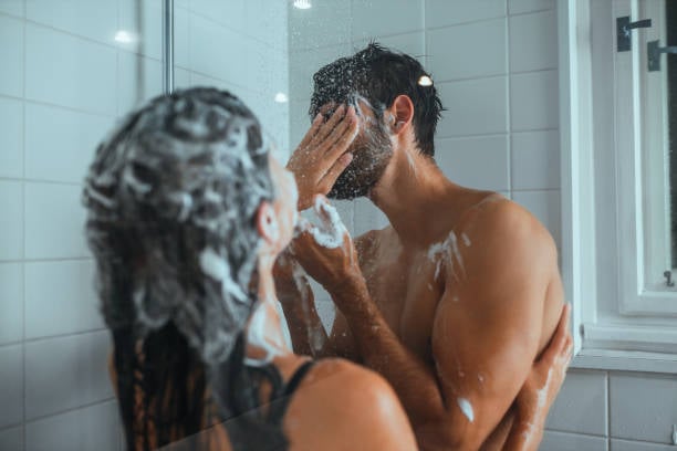 Ducharse después de tener relaciones: qué beneficios puede aportar y qué errores recomiendan evitar los especialistas