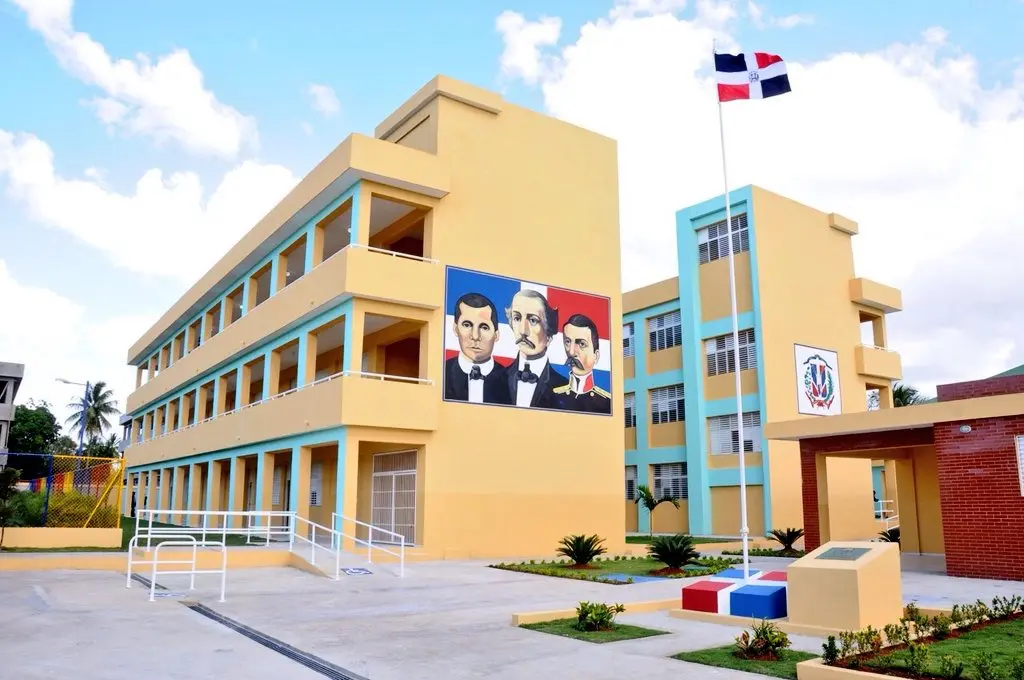 Hallan armas blancas en mochilas de estudiantes durante requisas en escuelas del Sur