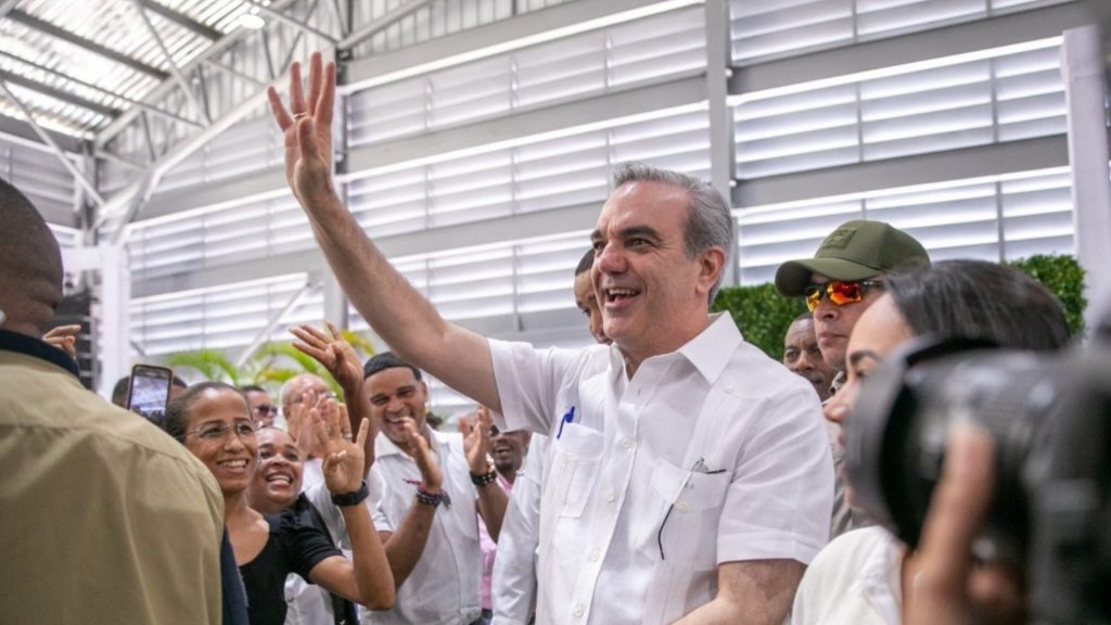 Politólogos, políticos y ciudadanos reaccionan a la encuesta Gallup sobre valoración de gestión de Abinader