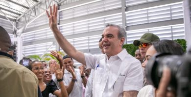 Politólogos, políticos y ciudadanos reaccionan a la encuesta Gallup sobre valoración de gestión de Abinader