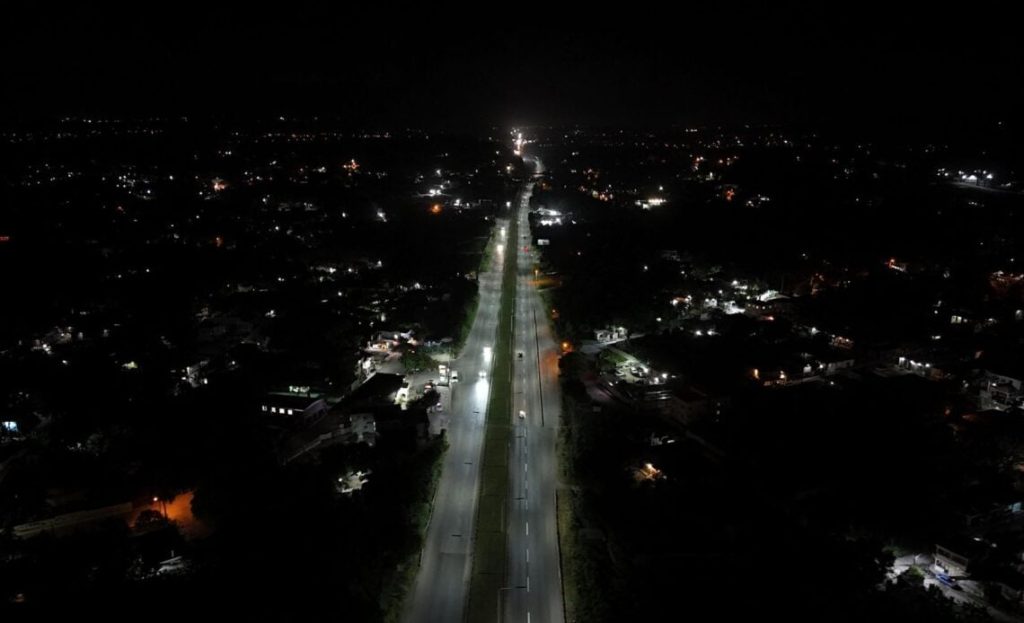 Iluminan Autopista 6 de Noviembre con más de 600 luminarias LED solares