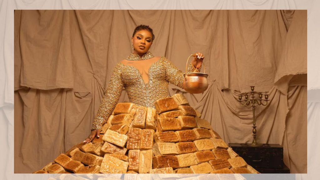 ¿Te lo pondrías o comerías? influencer usa insólito vestido hecho con 500 panes que paralizó gala de África