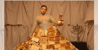 ¿Te lo pondrías o comerías? influencer usa insólito vestido hecho con 500 panes que paralizó gala de África