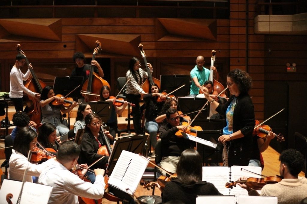 ¡Un hito para la música! La maestra Isabella Minozzi brilla en el III Curso de Dirección Orquestal en Caracas»