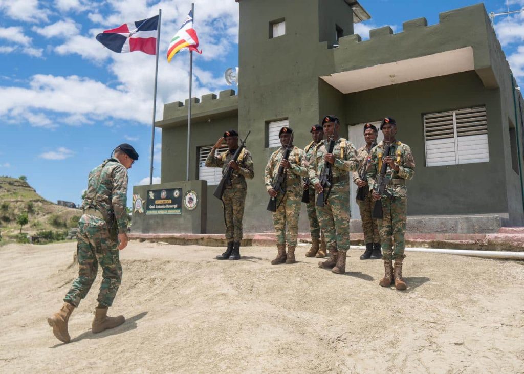 Comandante General del Ejército recorre destacamentos y puestos fronterizos de Elías Piña