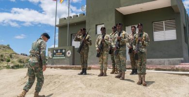Comandante General del Ejército recorre destacamentos y puestos fronterizos de Elías Piña
