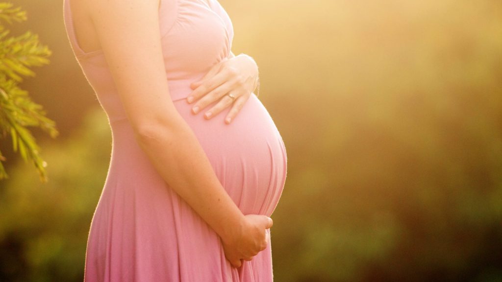 “Madres Invisibles”: investigación revela persistencia de la crisis de mortalidad materna en República Dominicana