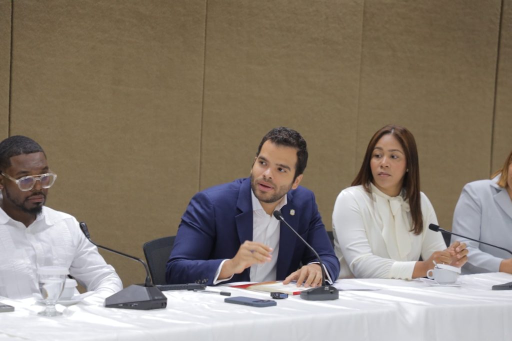 Comisión de Tecnología debate retos de la inteligencia artificial en RD