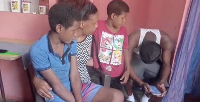 Madre deja su empleo para cuidar dos hijos con autismo en situación vulnerable