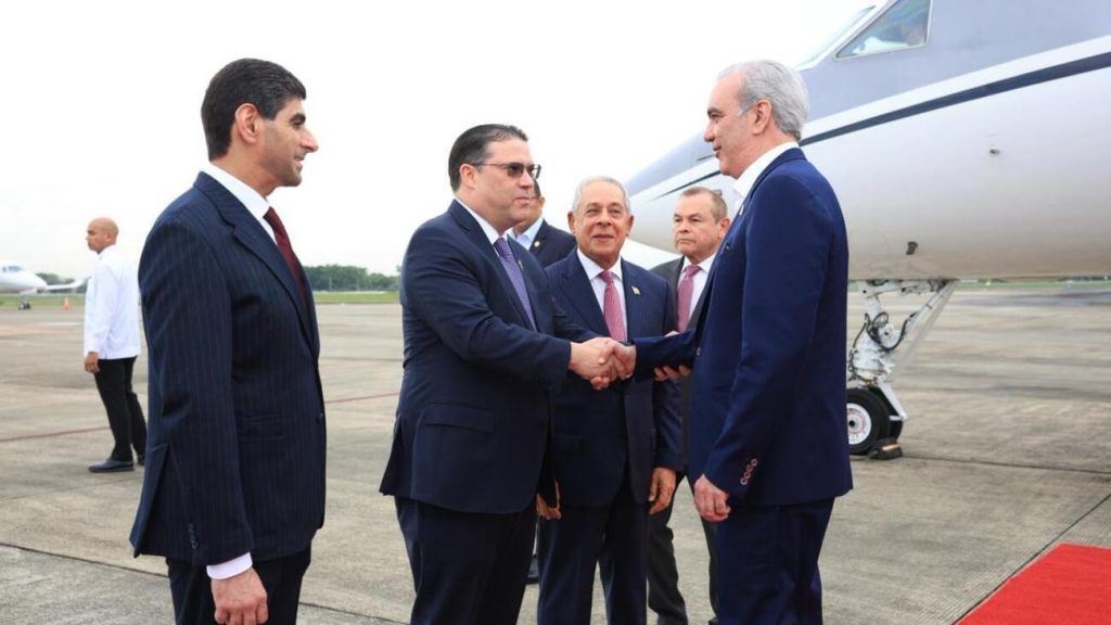 Abinader llega a Panamá, donde será orador principal de Congreso Mundial 