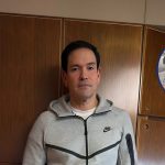 Marco Rubio posa con la famosa ropa Nike del arresto de Nicolás Maduro
