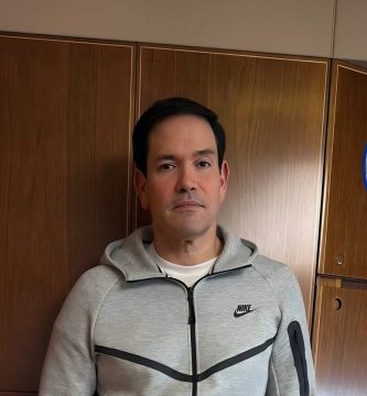Marco Rubio posa con la famosa ropa Nike del arresto de Nicolás Maduro