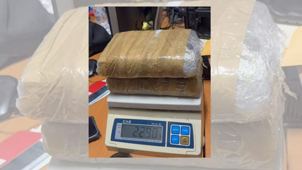 VIDEO: Detienen mujer de 61 años con dos paquetes de supuesta cocaína en el AILA