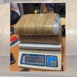 VIDEO: Detienen mujer de 61 años con dos paquetes de supuesta cocaína en el AILA