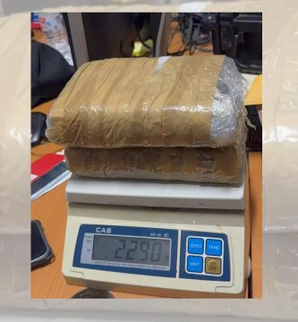 VIDEO: Detienen mujer de 61 años con dos paquetes de supuesta cocaína en el AILA